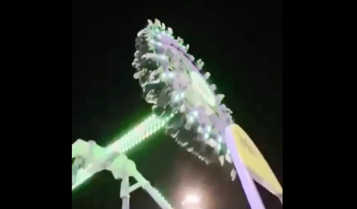 Horror a vidámparkban: a levegőben tört össze a zsófolásig telt óriáshinta - Videó