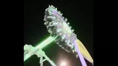 Horror a vidámparkban: a levegőben tört össze a zsófolásig telt óriáshinta - Videó