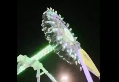 Horror a vidámparkban: a levegőben tört össze a zsófolásig telt óriáshinta - Videó