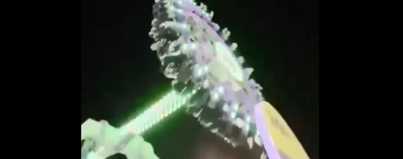 Horror a vidámparkban: a levegőben tört össze a zsófolásig telt óriáshinta - Videó