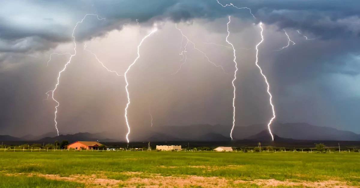 90 km/h-s szél, zivatarok, 3 centis jég és felhőszakadás: 15 vármegyére frissítették a riasztást