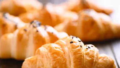 Croissant vett a nő a cukrászdában: amikor meglátott egy tételt a számlán, leesett az álla - Fotó