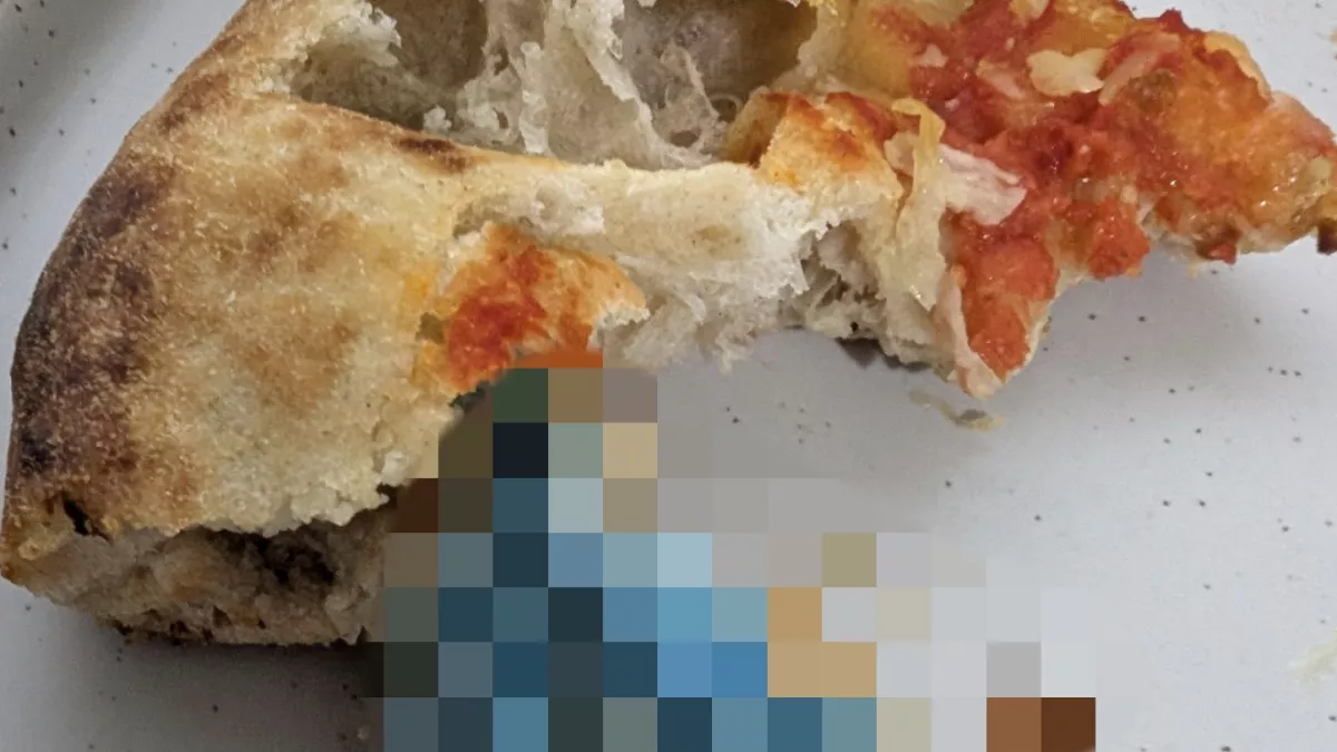 Beleharap a férfi a pizzába: majd elhányja magát, amikor meglátja, mi van benne - Fotó