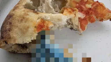 Beleharap a férfi a pizzába: majd elhányja magát, amikor meglátja, mi van benne - Fotó