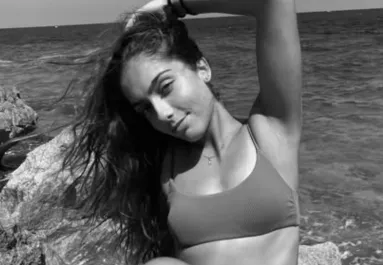 Este még a pályán volt: egy medence alján találták holtan a bulin a 20 éves röplabdázónőt - Fotók