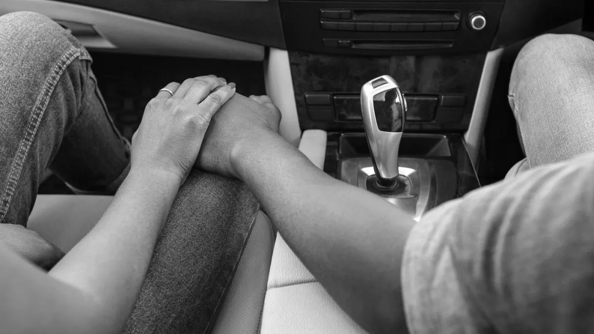 Az autóban engedett a vágyainak a pár – meghaltak - Fotók