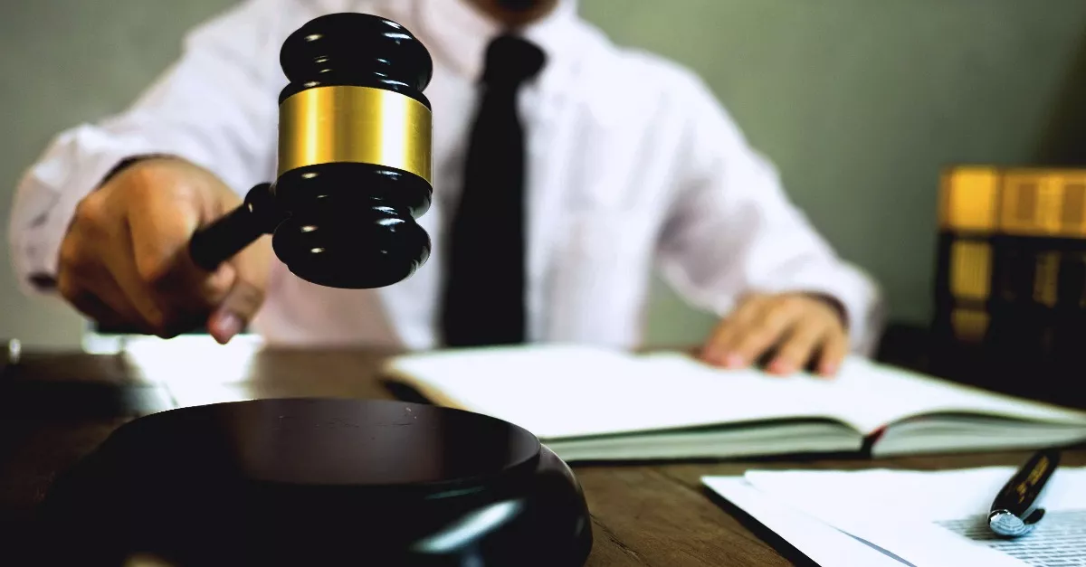 Libabőrös pillanat a bíróságon: átölelte a nő a férjét megölő férfit - Videó