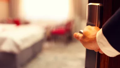 Hátborzongató az ok: ezért csak sötétben szabad belépni a hotelszobába.