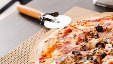 Paradicsom nélkül kérte a pizzát az olimpikon: "szégyenletes", amit a számlán észrevett - Fotó