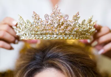 Bikiniben jelent meg a szépségversenyen a 13 éves Noemi - Felháborodtak az internetezők - Videó