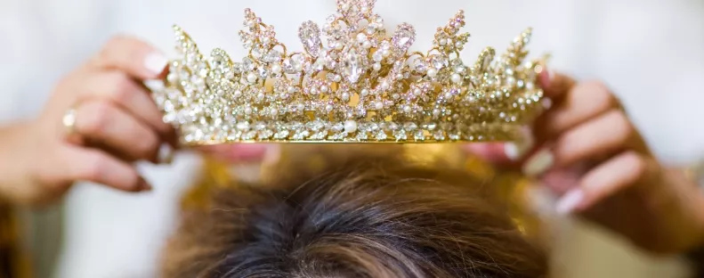 Bikiniben jelent meg a szépségversenyen a 13 éves Noemi - Felháborodtak az internetezők - Videó