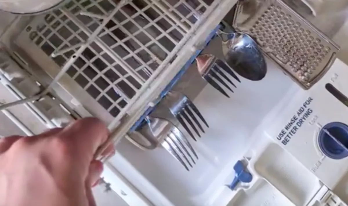 Nem tudja bezárni a mosogatógépet a férfi: az okán milliók pusztulnak - Videó
