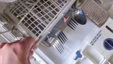Nem tudja bezárni a mosogatógépet a férfi: az okán milliók pusztulnak - Videó