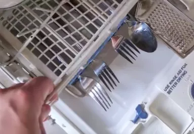 Nem tudja bezárni a mosogatógépet a férfi: az okán milliók pusztulnak - Videó