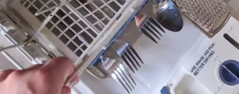 Nem tudja bezárni a mosogatógépet a férfi: az okán milliók pusztulnak - Videó