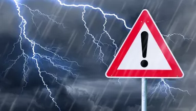 80 km/h-s szél, jég, felhőszakadás: ezekre a vármegyékre frissítették a riasztást