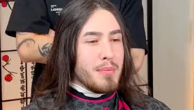 8 év után vágatja le a hosszú haját a férfi: a reakciója az eredményre mindent elárul - Videó