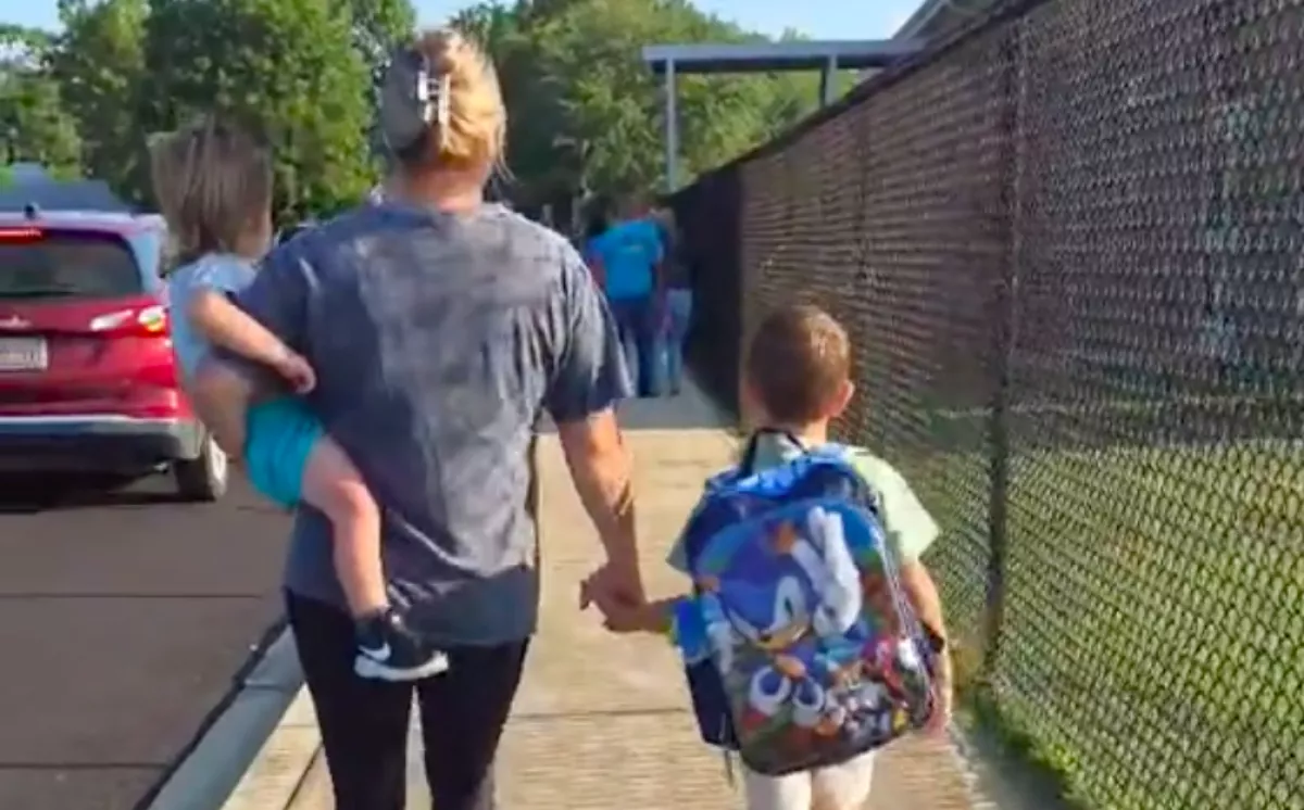 Először viszi iskolába fiát az anya: amit a gyerek ezután tesz, összetöri a szívét - Videó