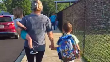 Először viszi iskolába fiát az anya: amit a gyerek ezután tesz, összetöri a szívét - Videó