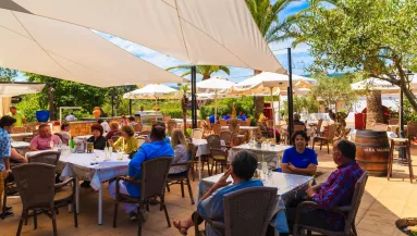 Bicskanyitogató, miért számlázott ki 5000 ezret az étterem Lauráéknak: itt a reakciójuk - Fotó