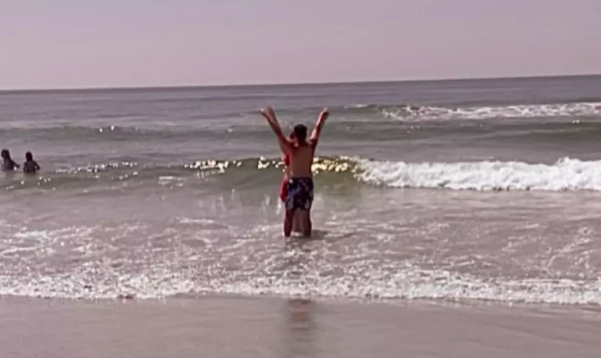 Romantikus videót akart forgatni a pár a tengerparton: ami ezután történt, arra nem számítottak - Videó