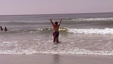 Romantikus videót akart forgatni a pár a tengerparton: ami ezután történt, arra nem számítottak - Videó