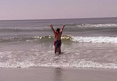 Romantikus videót akart forgatni a pár a tengerparton: ami ezután történt, arra nem számítottak - Videó