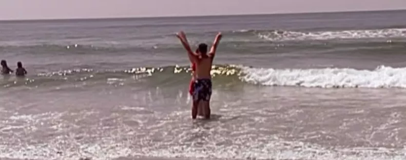 Romantikus videót akart forgatni a pár a tengerparton: ami ezután történt, arra nem számítottak - Videó