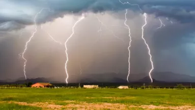 60 km/h-s szél és heves zivatarok: erre a 11 vármegyére frissítették a riasztást