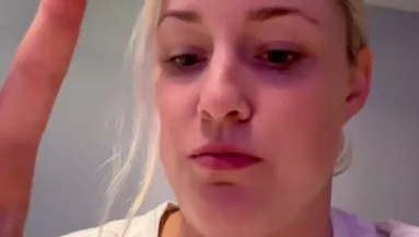 Aranyos ruhát kap a nagyszülőktől a kislány: kiakad az anya, amikor jobban megnézi - Videó