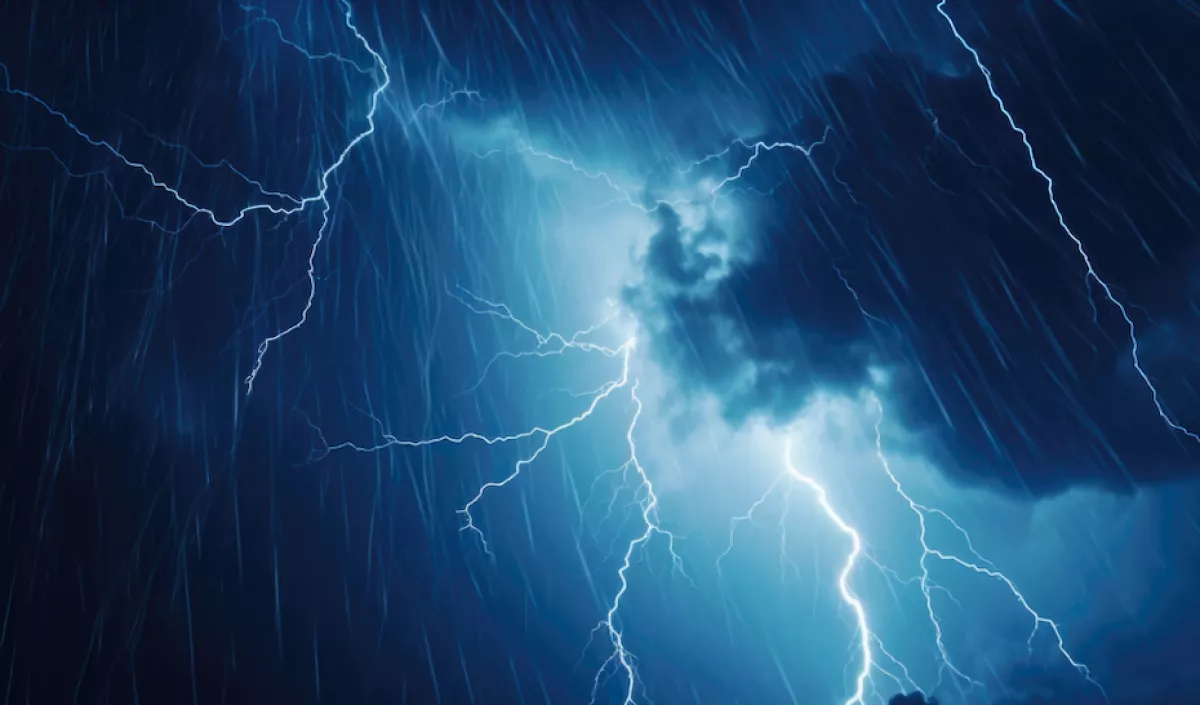 75 km/h-s szél, zivatarok, jég: erre a 10 vármegyére frissítették a riasztást