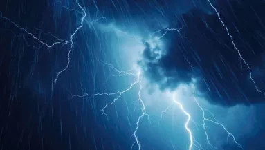 75 km/h-s szél, zivatarok, jég: erre a 10 vármegyére frissítették a riasztást