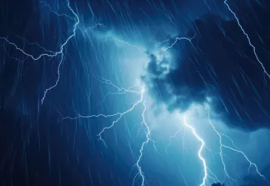 75 km/h-s szél, zivatarok, jég: erre a 10 vármegyére frissítették a riasztást