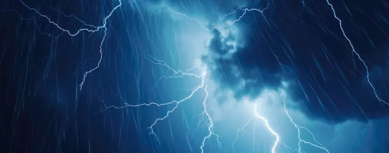 75 km/h-s szél, zivatarok, jég: erre a 10 vármegyére frissítették a riasztást