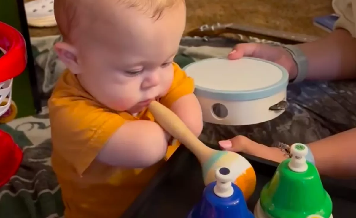 Látja az anyukáját dobolni a kéz nélküli baba: ami ezután történik, könnyekre fakasztja a világot - Videó