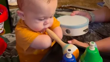 Látja az anyukáját dobolni a kéz nélküli baba: ami ezután történik, könnyekre fakasztja a világot - Videó