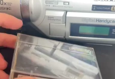 Régi kamerát is kazettákat vett a férfi: nem hiszi el, mit talált az egyiken - Videó