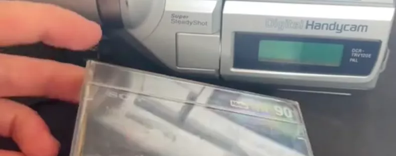 Régi kamerát is kazettákat vett a férfi: nem hiszi el, mit talált az egyiken - Videó