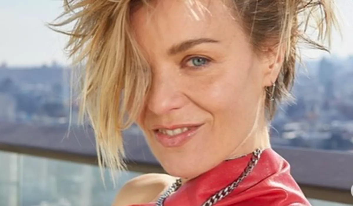 29 éve kiadott dala ma mindennél nagyobb sláger: de senki nem ismeri fel ezt a 49 éves nőt - Fotó