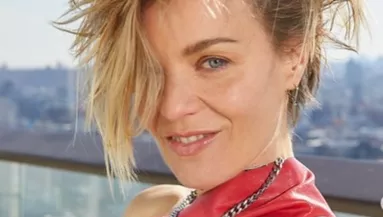 29 éve kiadott dala ma mindennél nagyobb sláger: de senki nem ismeri fel ezt a 49 éves nőt - Fotó