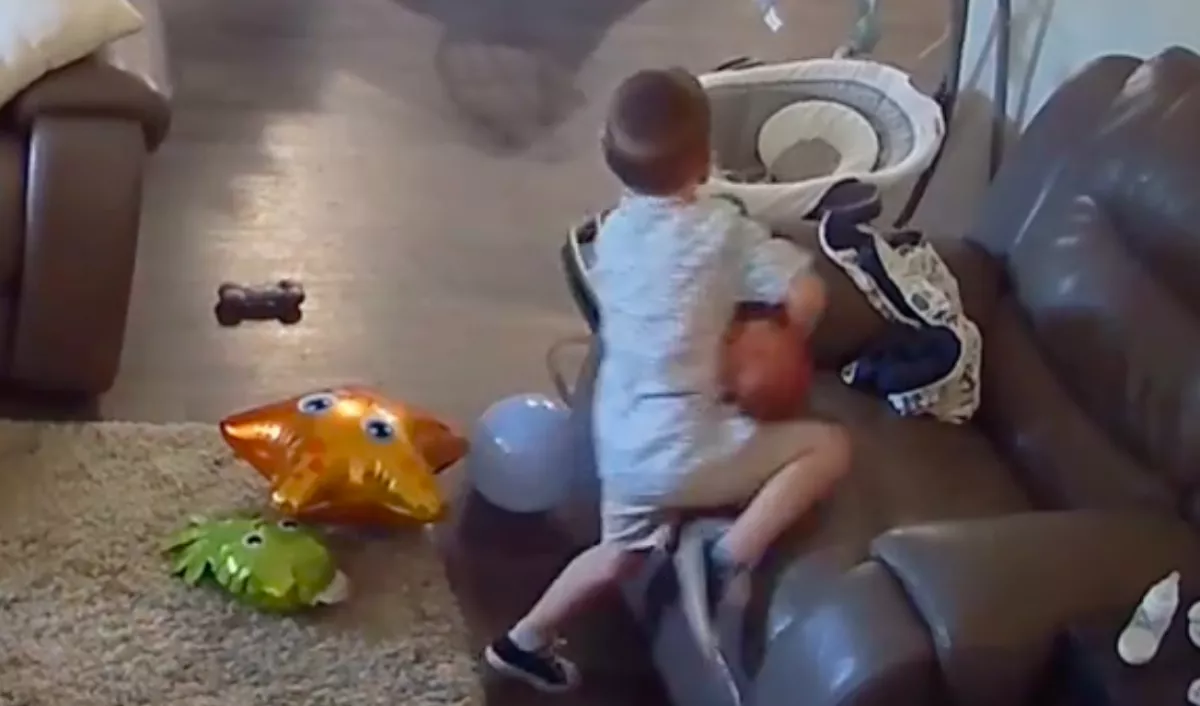 Meglátja a kamerán az anya, mit csinál a fia a babájukkal, és azonnal megdöbben - Videó