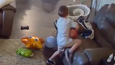 Meglátja a kamerán az anya, mit csinál a fia a babájukkal, és azonnal megdöbben - Videó