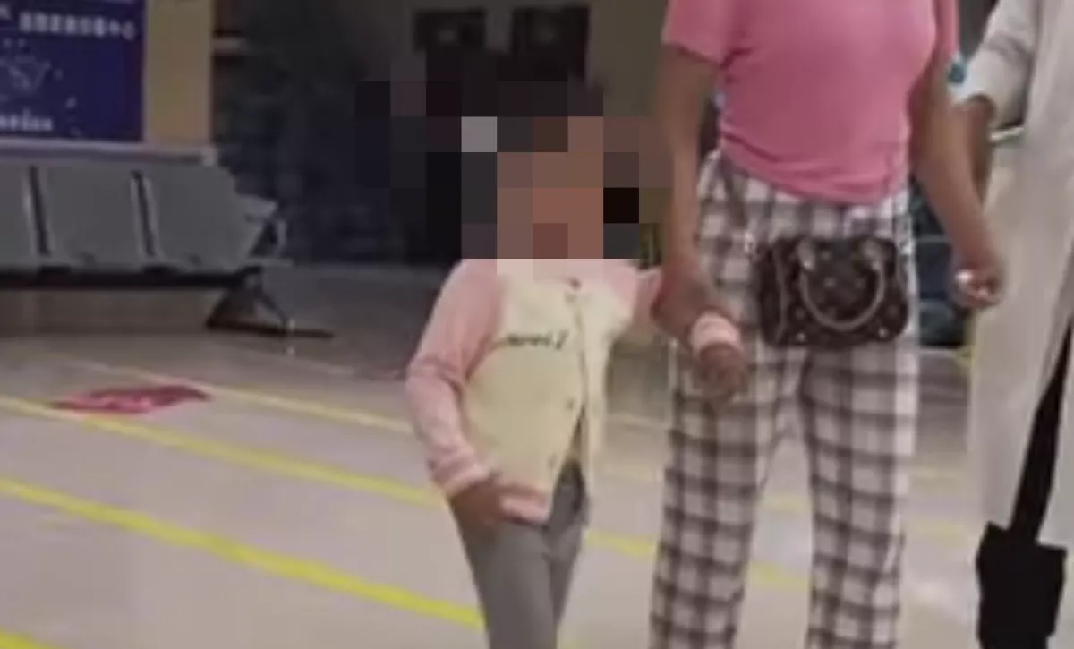 Sokkolta az orvosokat: egy késsel a fejében vitte be a 3 éves lányt az anyja - Fotók