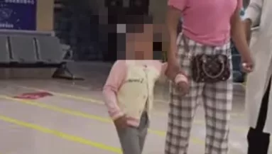 Sokkolta az orvosokat: egy késsel a fejében vitte be a 3 éves lányt az anyja - Fotók