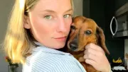 Sétálni akar a tacskójával nő: a kutya reakcióján könnyesre neveti magát a világ - Videó