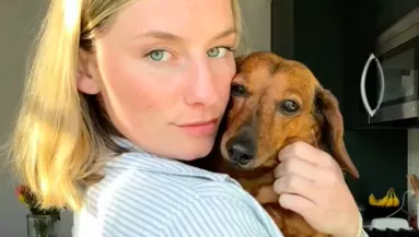 Sétálni akar a tacskójával nő: a kutya reakcióján könnyesre neveti magát a világ - Videó