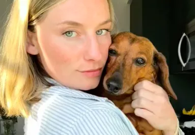 Sétálni akar a tacskójával nő: a kutya reakcióján könnyesre neveti magát a világ - Videó