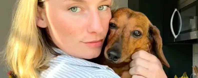 Sétálni akar a tacskójával nő: a kutya reakcióján könnyesre neveti magát a világ - Videó