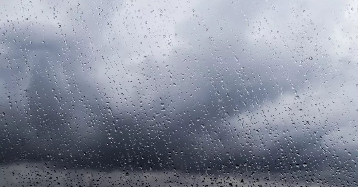 Viharos széllel érkezik a zuhé: 7 vármegyére frissítették a riasztást