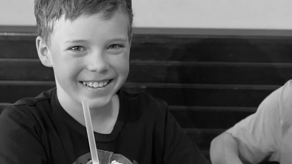 Nem vette észre: 15 méteren át hajtott egy 9 éves fiúval a kocsija alatt egy idős férfi - Fotók